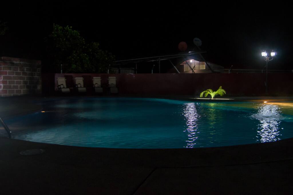VISTA NOCTURNA DE LA PISCINA