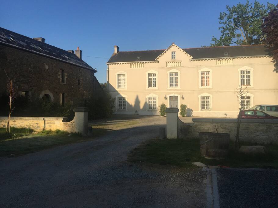 Notre longère borde ce manoir