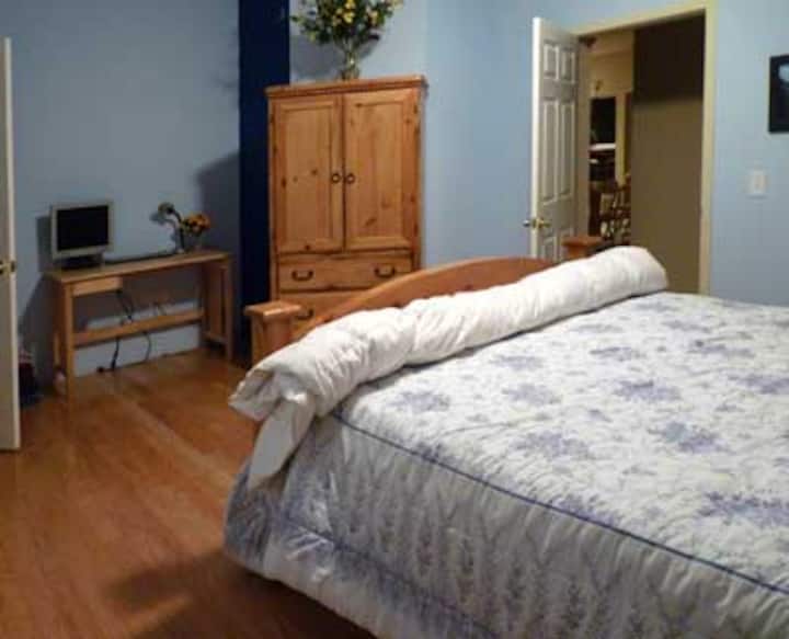 Dormitorio principal 2, cama y baño accesibles para discapacitados