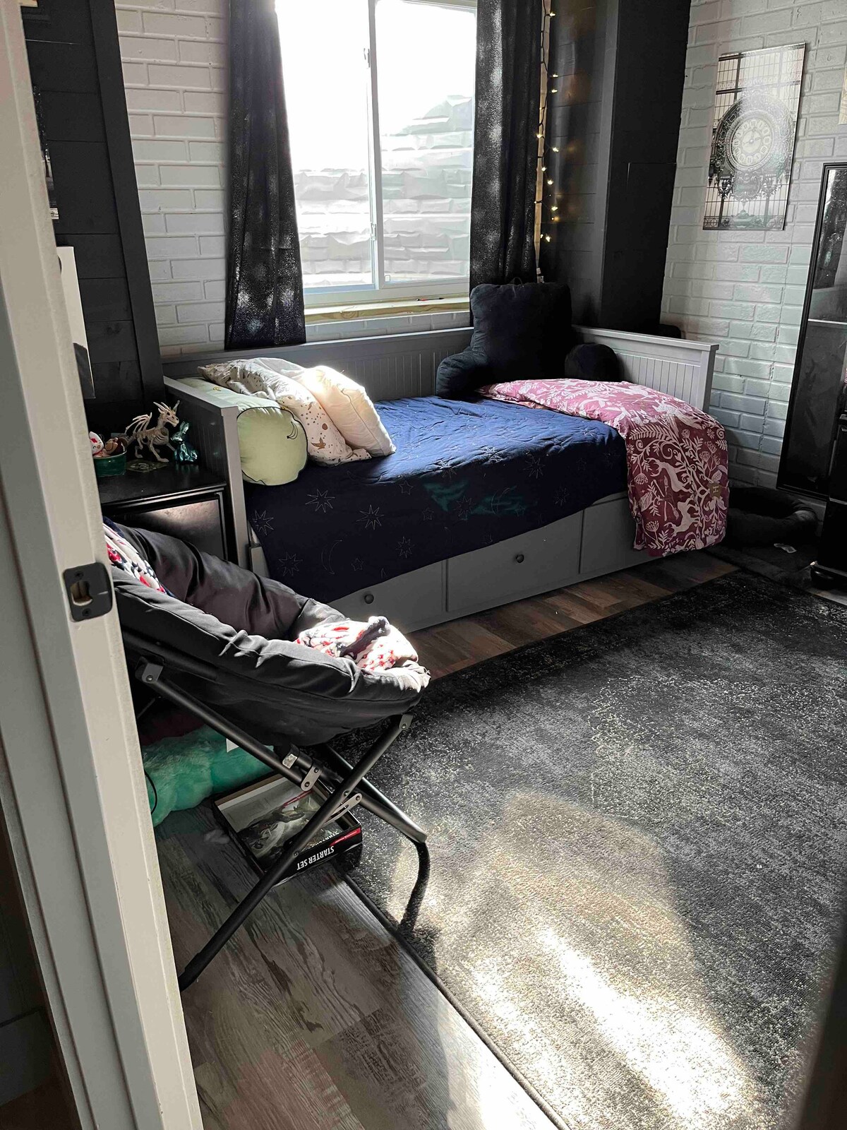 غرفة النوم الخامسة - الطابق السفلي - سرير مزدوج 