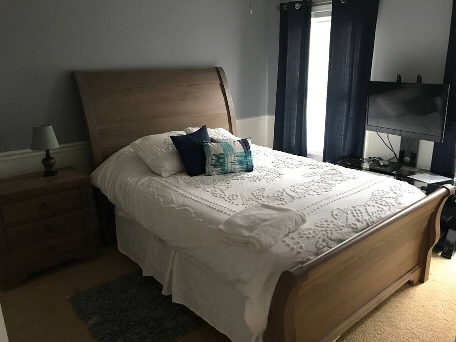 Queen Bedroom with TV-DVD and Rocku player