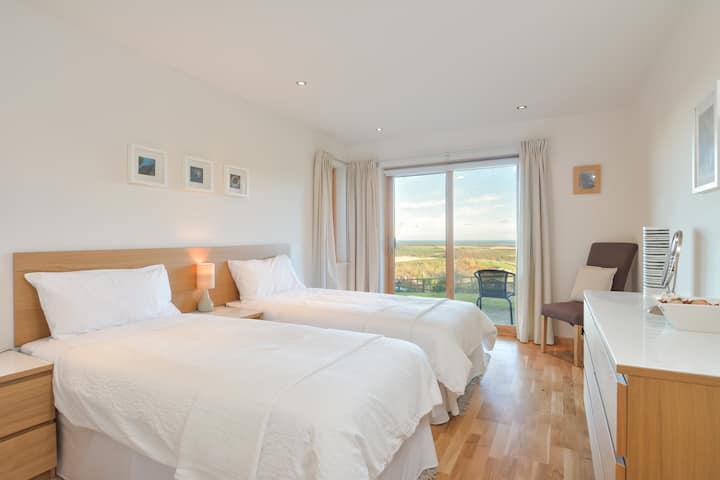 Priestranná spálňa s oddelenými posteľami