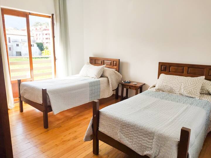 Chumba cha kulala 3

2 90x190 vitanda vya mtu mmoja