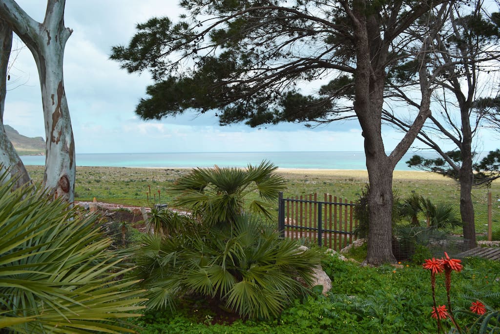 mare dal giardino di casa