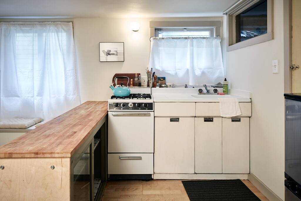 kitchen with stove/oven, fridge/freezer, and all the basics