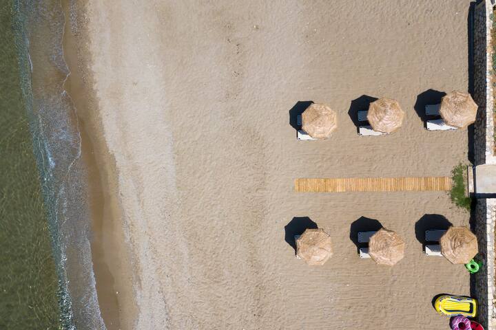 Iris Luxury Beach Front Residence with Pool & BBQ gallery image 3