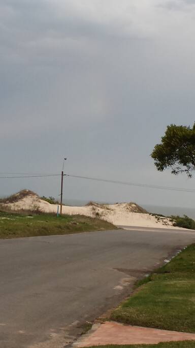 La rambla y la playa sobre la desembocadura del arroyo en el Río de la Plata, a 150 m.