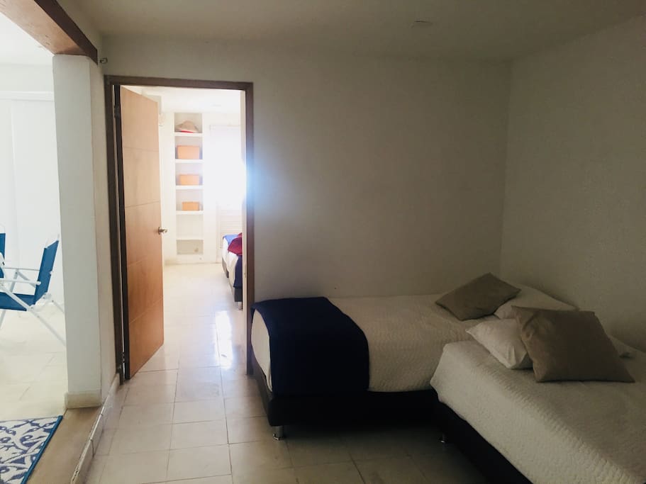 Dos camas fuera del cuarto (donde hay dos más).