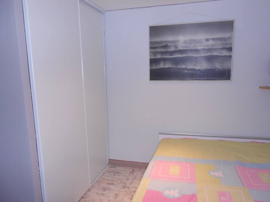 Chambre située au sous-sol avec S.D.B individuelle.