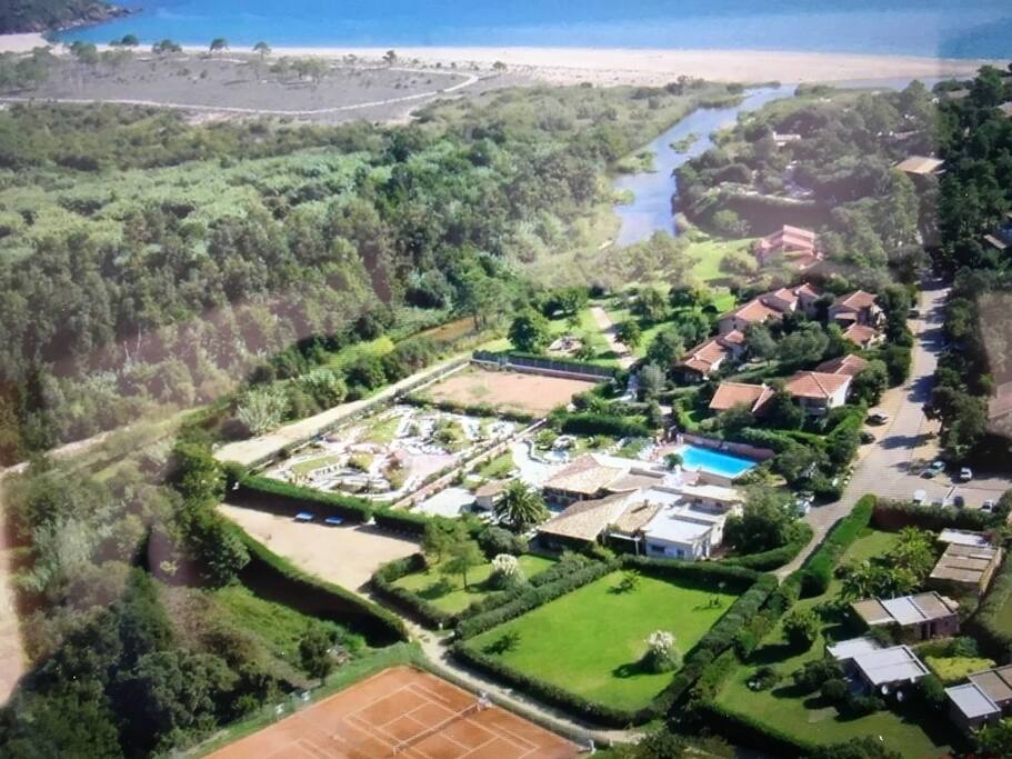 vue globale de la résidence et du chemin vers la plage