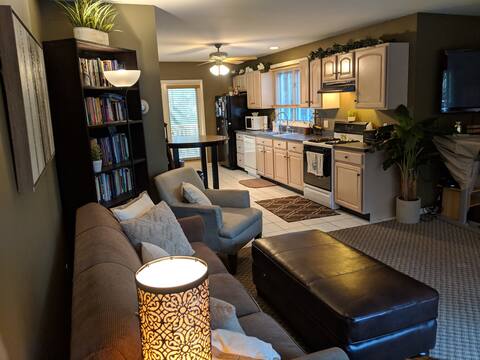 Beautiful Guest Suite w Full Kitchen & Living Room