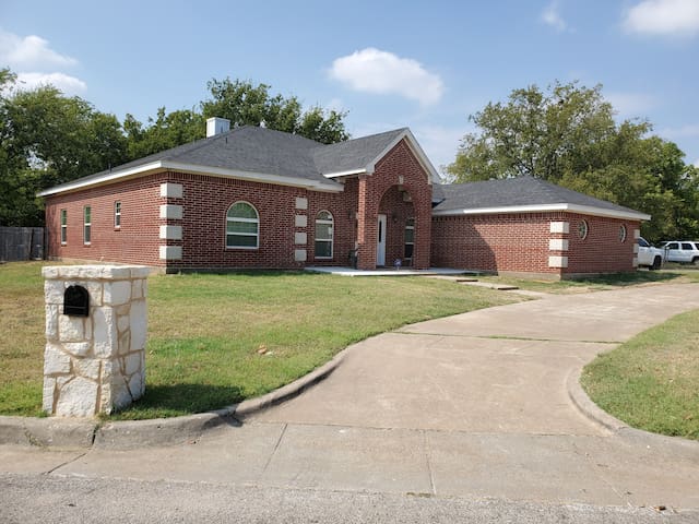 MODERN HOME IN EXCELLENT LOCATION!!