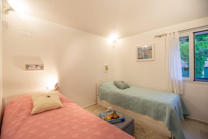 الغرفة رقم 2

يمكن ترتيبها:

أ) غرفة بسريرين مزدوجين (90 × 200 سم)
ب) غرفة لشخصين: سريرين مزدوجين متصلين (180 × 200)
ج) غرفة تتسع لـ 3: 2 سرير مزدوج (90 × 200 سم) مع سرير واحد (90 × 200 سم)