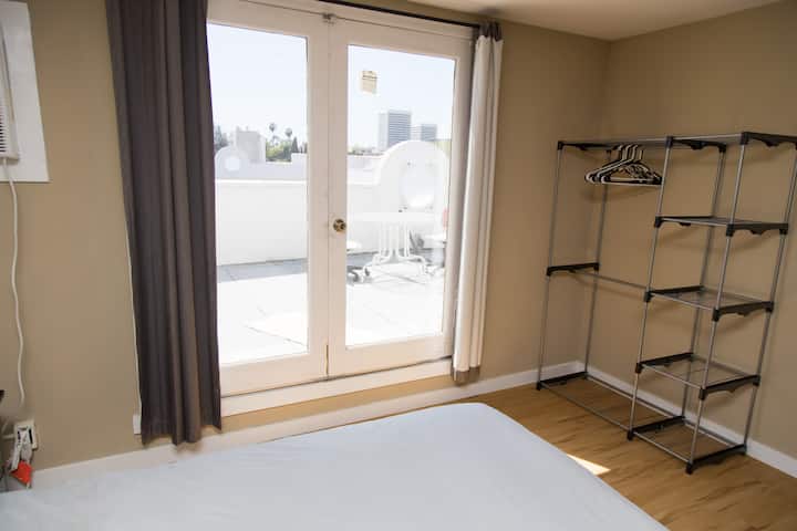 Ხედი და ცალკე გემბანი საძინებლებიდან