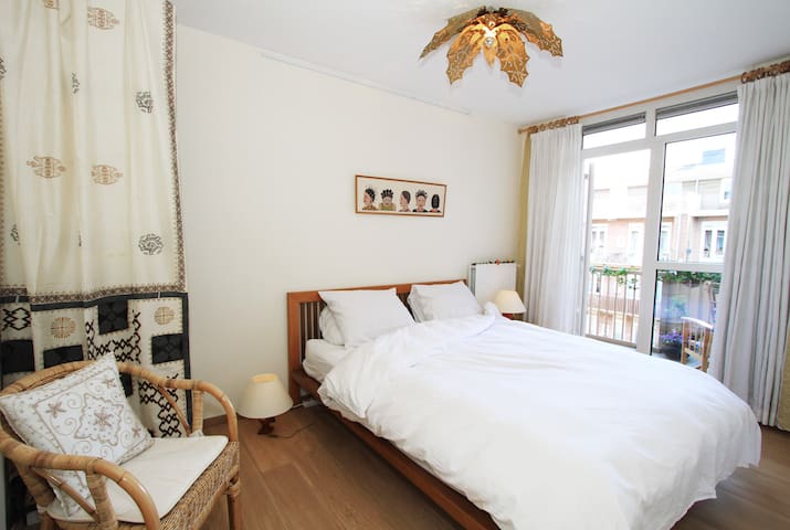 Quiet room in sunny apartment on canal