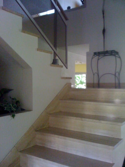 escalier en marbre ; entrée lumineuse