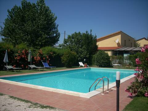 House with pool and garden close to Assisi