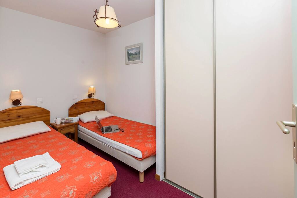 This apartment features 1 bedroom that has 2 bed configuration options: 1 double bed that can sleep 2 or 2 twin beds that sleep 2.