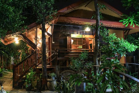 Fahsai Homestay  Wooden Thai style with DIY Coffee
