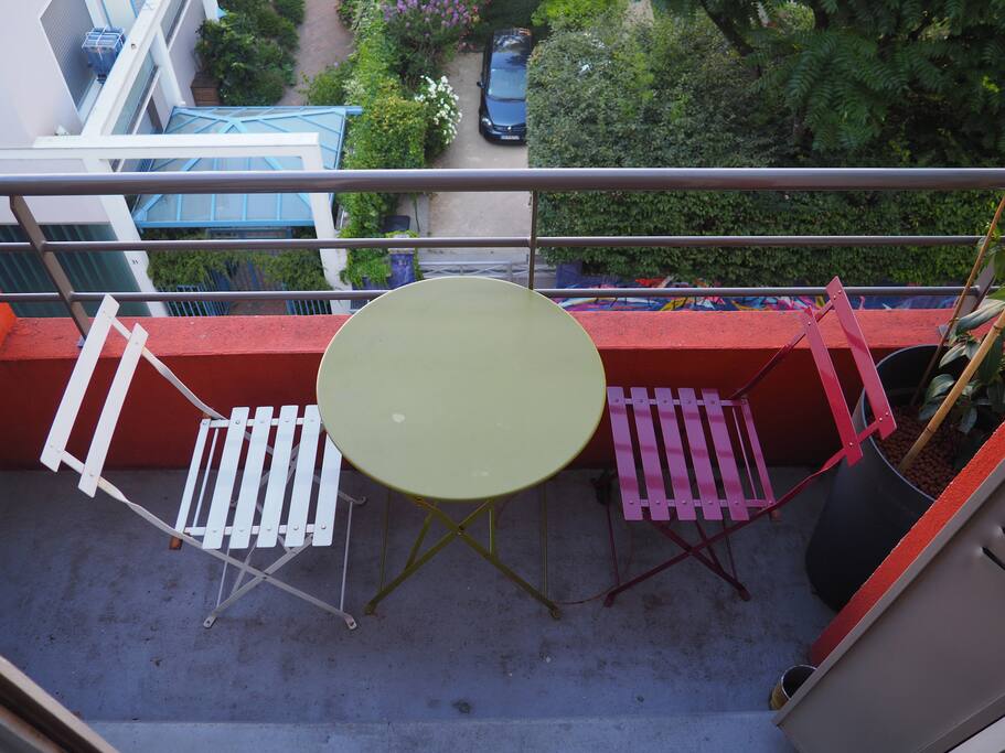 Balcon fleuri donnant sur le salon