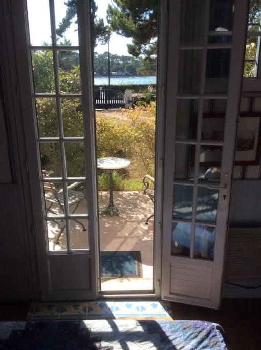 vue de la pièce à vivre (ou chambre Ouest) sur la terrasse et le lac au delà