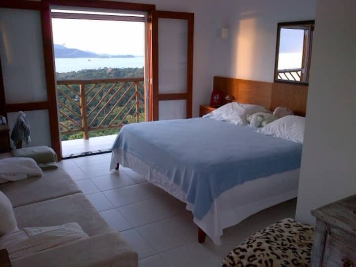 Suite parentale avec vue à 180 degrés et eau