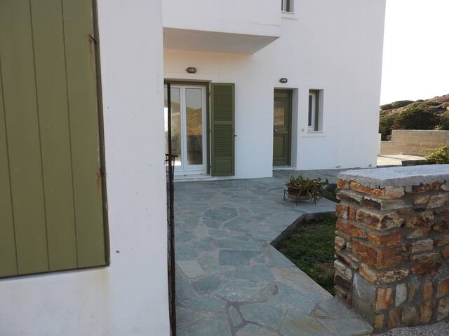 Iris_ A quiet place to relax_St George Antiparos gallery image 4