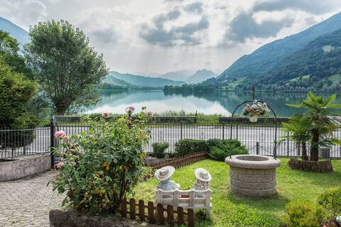 Villa Marilena House with direct access to the lake...
