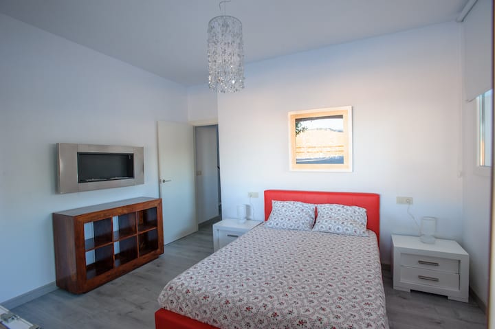 חדר שינה כפול עם אח אתנית ביולוגית