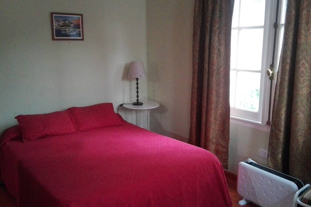 Comodo dormitorio con amplios ventanales