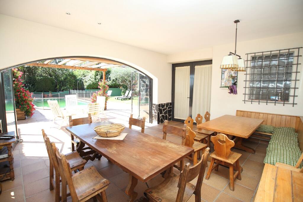 COMEDOR VERANO JUNTO A LA PISCINA.