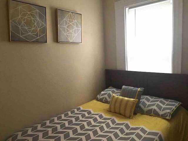 Cozy, Bright room in the heart of Cambridge!