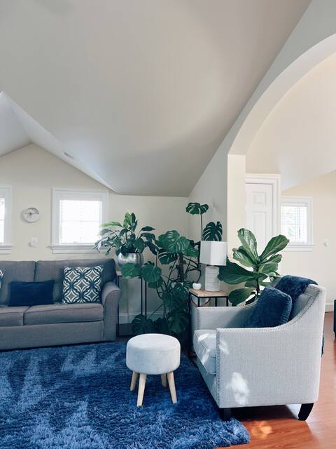 Upscale Botanical King Suite w/ Patio & Jetted Tub