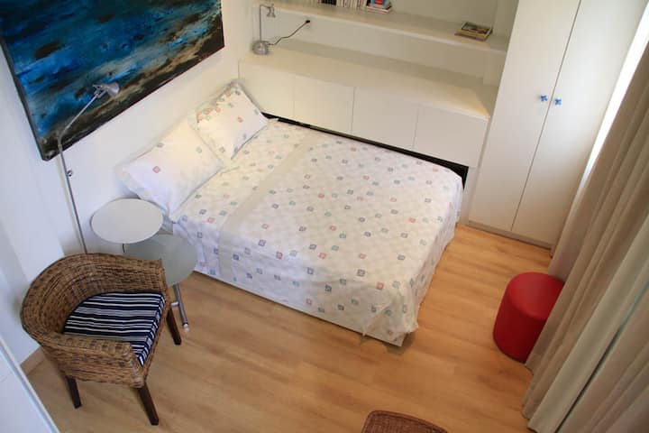 เตียงคู่พร้อมที่นอนสปริงที่ยอดเยี่ยม