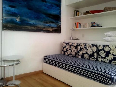 Popular Airbnb listing: A5 Studio Copacabana Posto 6 near Ipanema in Copacabana
