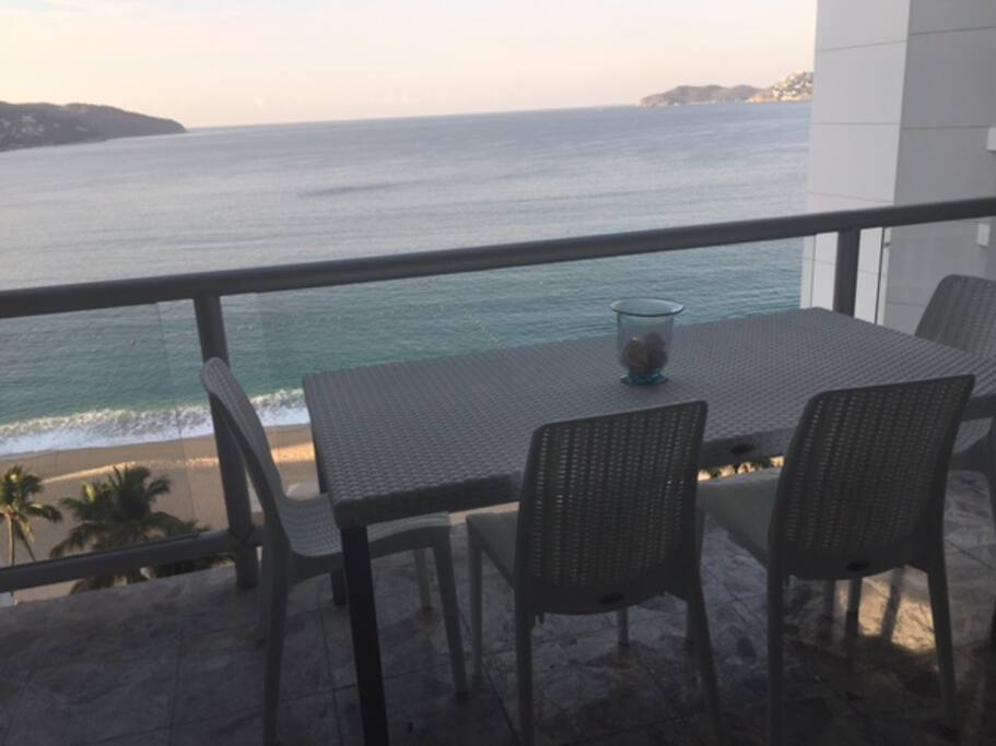 Dining area on Lanai can seat 6