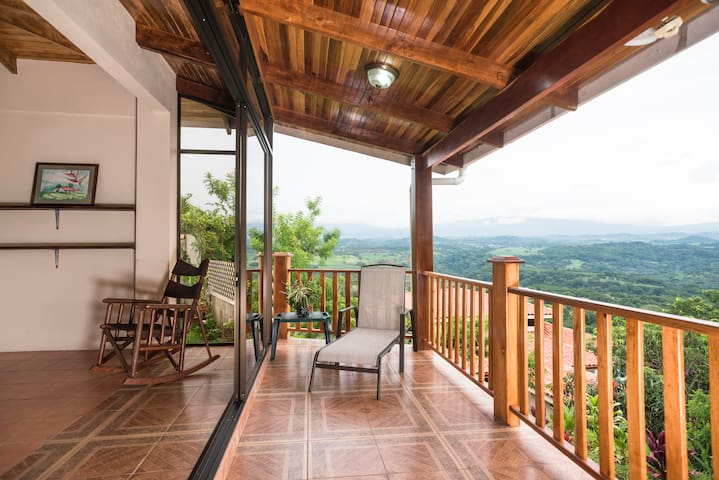 Beautiful Cottage Great Views of Valley, Volcanoes