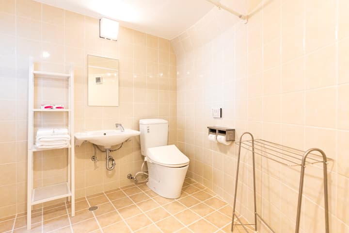 Bathroom
トイレ・洗面台・タオルラック、着替え用のかごもご自由にお使いください。