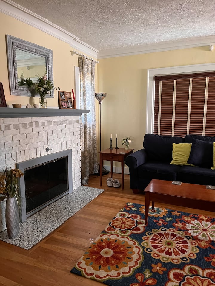 Cheerful 3-bedroom With Fireplace & Sunroom - Grand Rapids, MI
