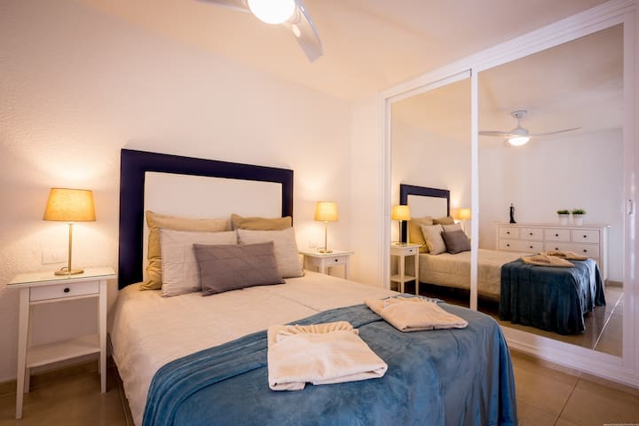 Cama de dos plazas en el dormitorio separado