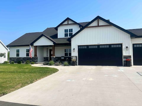 Cheerful 5 bedroom home perfect for EAA