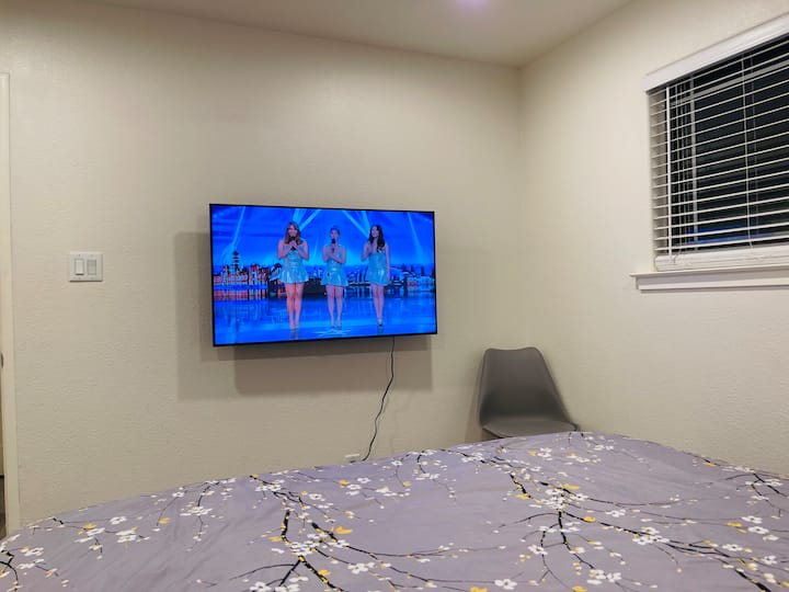 Drugi bračni krevet (180x200) s TV-om od 50 inča. 