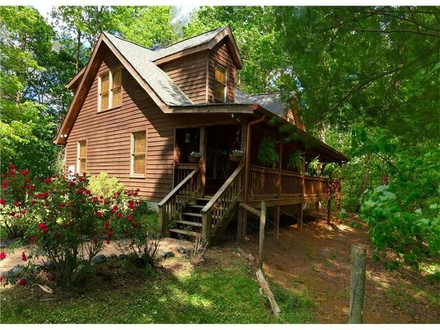 Cozy Cabin 3br/2ba