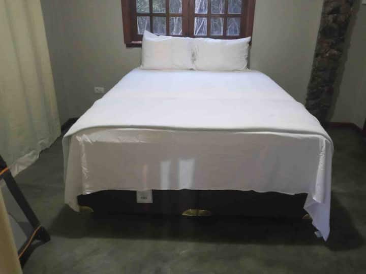 Segundo quarto com confortável cama de casal.

غرفة نوم ثانية بسرير مزدوج مريح.
