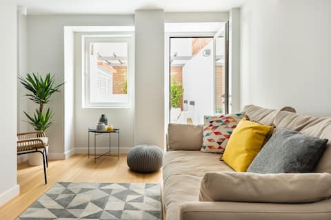 Top Airbnb: Principe Real Oasis with Private Patio em Santo António