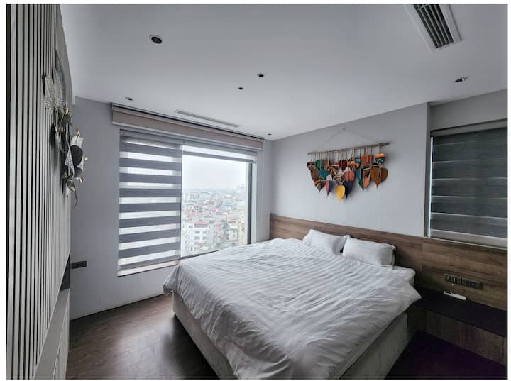 غرفة نوم 02
- 01 سرير كينج مع مرتبة زنبركية + سوبر ناعم للغاية،مع 
- 02 منضدة جانبية مريحة مع خزانة ملابس واسعة ومكتب منفصل. 
- نافذة مساحة ضخمة تشاهد شروق الشمس والبحيرة كل صباح مبكر جميل.