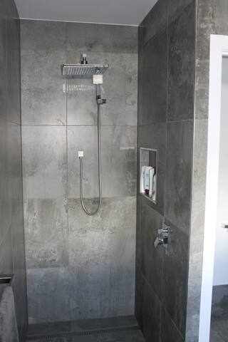 Salt Entertainer gallery image 4