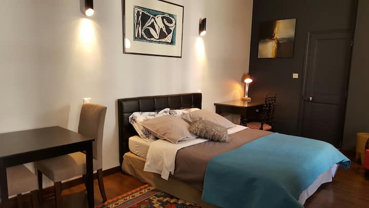 Krevati shumë i rehatshëm është 160, këtu në gri.