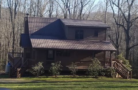 Bear Paw Sanctuary-Beautiful 3 level cabin