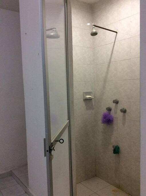 Dentro de la habitación se encuentra la regadera privada con agua caliente y fria
